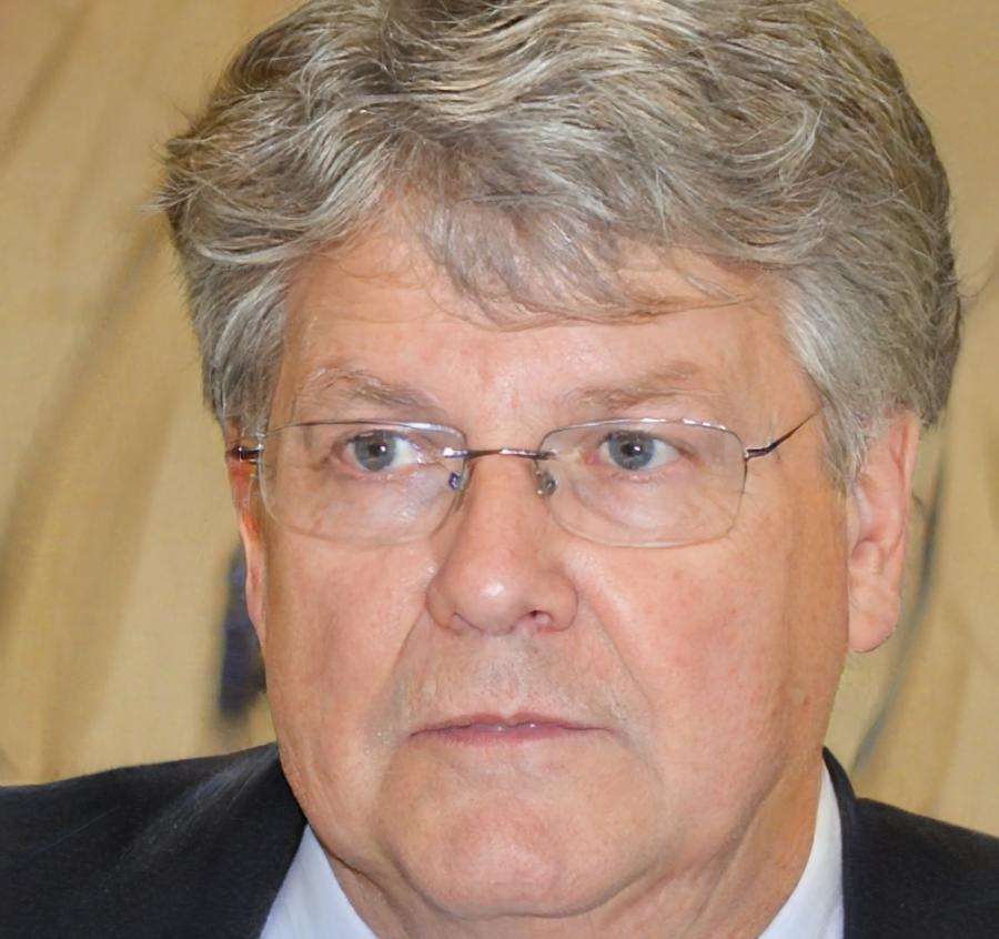 Portrait de Romain Estève, spécialiste en analyse technique des tendances financières